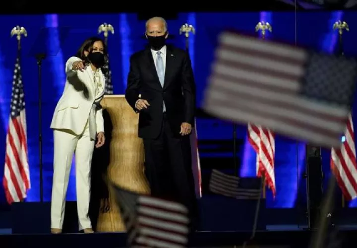 Joe Biden y Kamala Harris agradecieron a los estadounidenses por su voto y prometieron trabajar para todos. Foto: EFE 