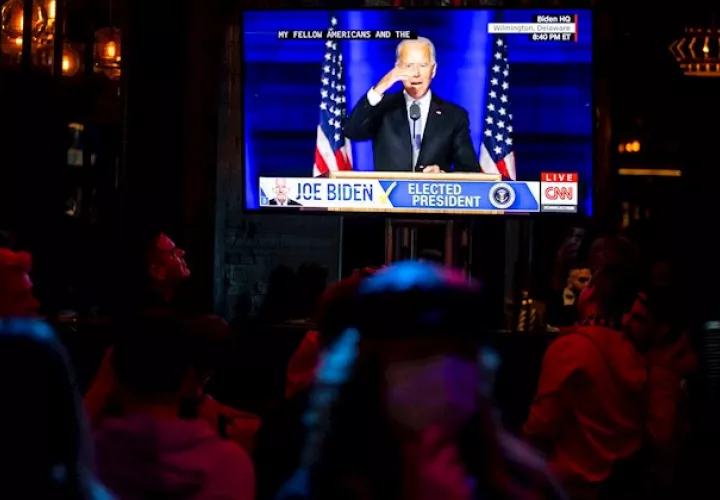 La propagación incontrolable del coronavirus coincidió de pleno con la campaña electoral, aunque Trump inicialmente minimizó la gravedad de la situación.