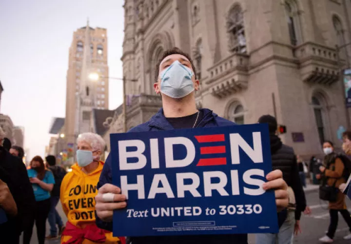 Un simpatizante de Joe Biden muestra su apoyo al candidato demócrata en Philadelphia, Pennsylvania. Foto: EFE.