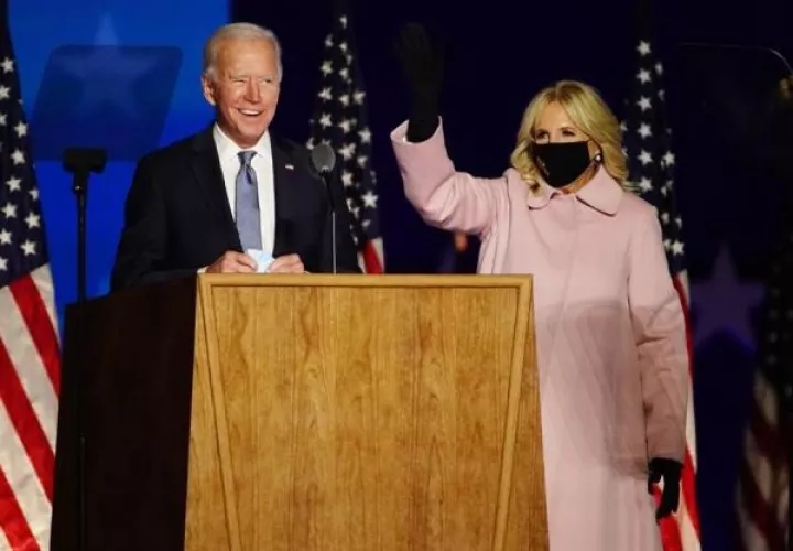 El candidato demócrata Joe Biden, pidió "mantener la fe" y se mostró "optimista", pese a que los resultados poco después de la medianoche no dejan claro si se impondrá al presidente, Donald Trump. Foto: EFE