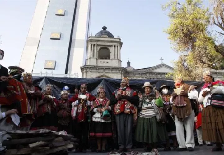 La investidura estuvo precedida por un ritual ancestral de agradecimiento a la "Pachamama" o Madre Tierra, para pedir también a esa deidad andina que dé fuerza a los nuevos gobernantes. Foto: EFE