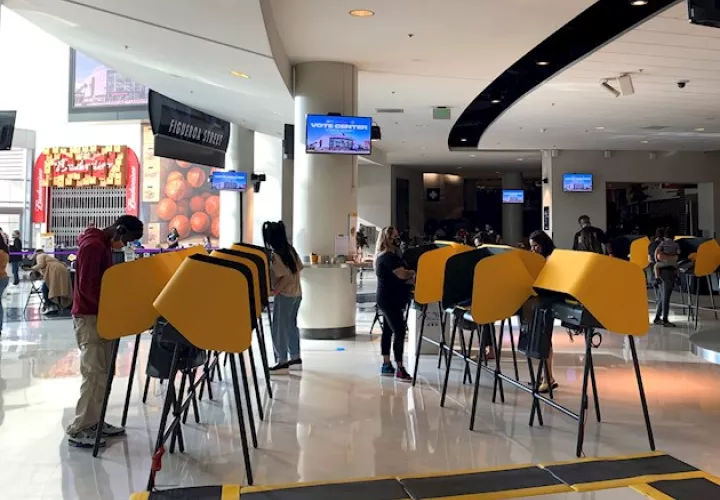 En esta ubicación se entrega una versión de las clásicas pegatinas "I Voted" con el logo y los colores de los Lakers. Muchos las coleccionan.