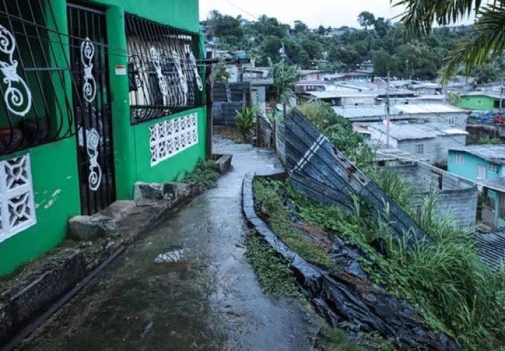 El ministro de Vivienda Rogelio Paredes explicó que la medida se tomó para prevenir cualquier desastre ante la tormenta Iota.