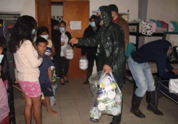 Gran cantidad de personas se mantienen en varios albergues en donde se les da asistencia.