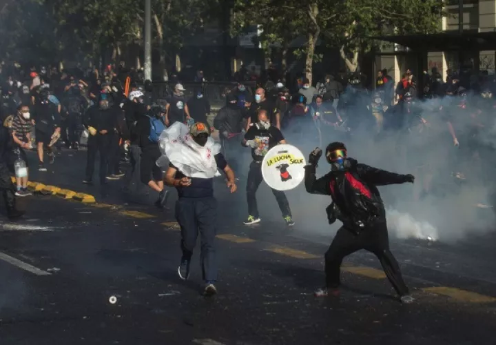 A diferencia de ocasiones anteriores, en las que el epicentro de la concentración es la Plaza Italia de la capital, esta vez el grueso de los manifestantes acudieron a las inmediaciones de la sede del Gobierno, el Palacio de la Moneda. Foto: EFE