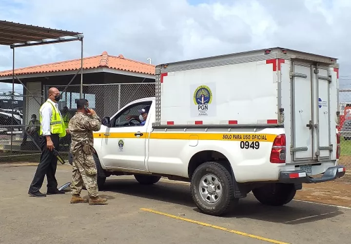 Los supuestos restos humanos fueron traslados este martes vía aérea hasta la base del Servicio Nacional Aeronaval en el aeropuerto Enrique Malek de la ciudad de David.