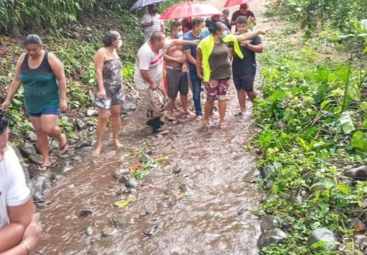 El Servicio Nacional Aeronaval (Senan),  rescató 5 personas atrapadas en los árboles en el área de Quebrada Grande, San Isidro tras las inundaciones que se han registrado en la provincia de Chiriquí.