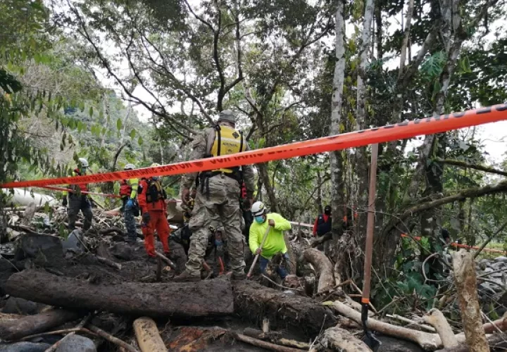 Las autoridades trabajan en cuatro frentes de búsqueda en los ríos y las áreas donde se registraron deslizamientos en las comunidades de Tizingal, Morgan & Morgan, Chiriquí Viejo y Jimmy Carter, para localizar más víctimas.