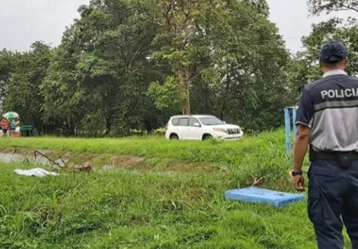 El cuerpo de la bebé fue divisado por moradores de la comunidad de Guásimo quienes de forma inmediata procedieron a sacarla del agua, pero ya era demasiado tarde la pequeña no tenía signos vitales.