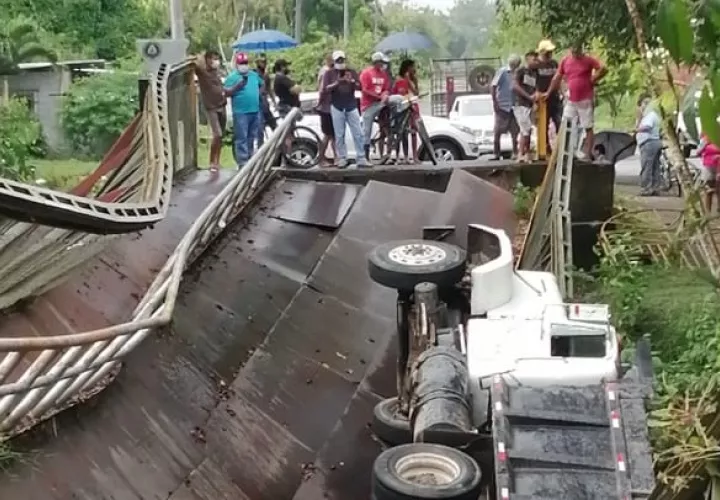 Personal del Servicio Nacional de Fronteras (Senafront) acudió al lugar para brindarle los primeros auxilios al conductor quién aseguraba tener mucho dolor en el área cervical y el costado derecho.