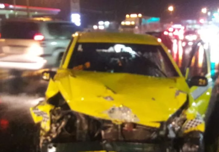 El hecho de tránsito tipo colisión se registró entre un vehículo taxi y un auto particular, en este último viajaba la víctima.