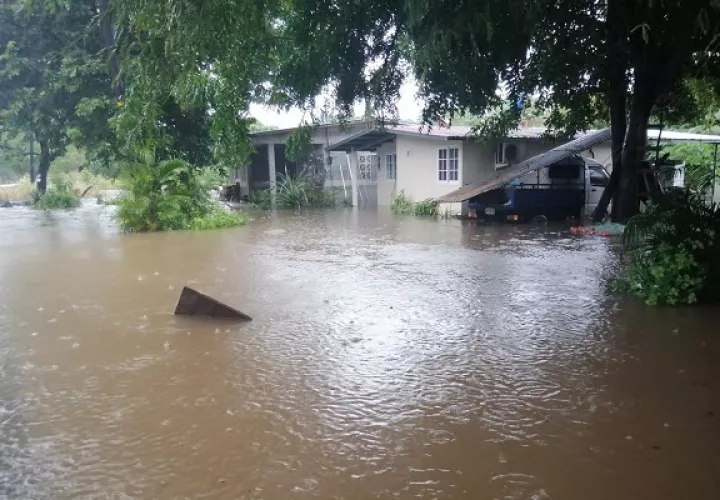 Varias calles en la provincia de Herrera fueron anegadas por las lluvias. Foto/ Thays Domínguez