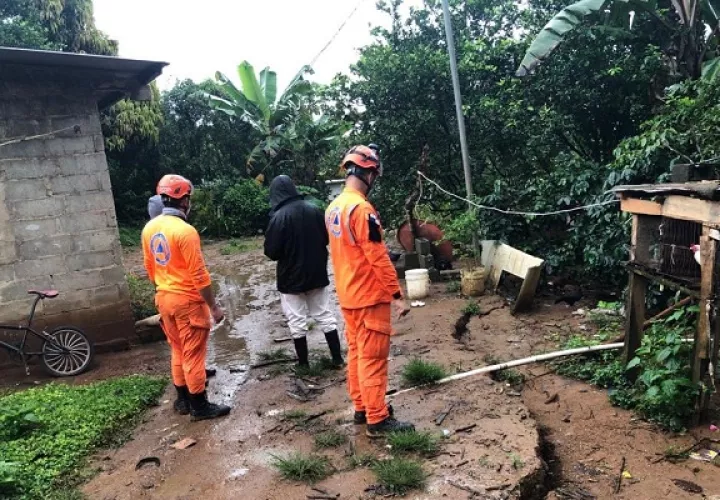 Miembros del Sinaproc evalúan la situación en Villa Lobos, donde hubo afectaciones por las inundaciones. Foto: @sinaproc_Panamá