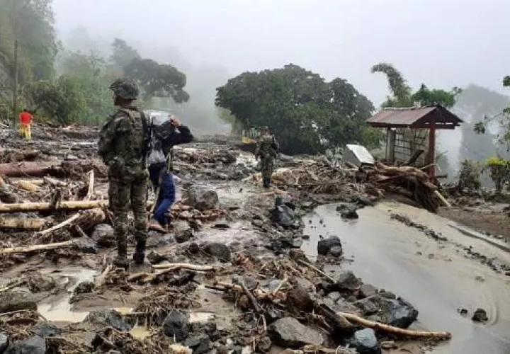 El alcalde del municipio, Leyton Urrego, dijo que unas "lluvias muy torrenciales" provocaron "el deslizamiento de varias montañas" de sectores conocidos como Botón, El Mohán y Dabeiba Viejo. Foto: EFE