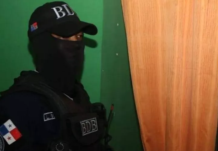 La policía llevó a cabo un operativo donde se encontraron dos fusiles de guerra AK-47 y una pistola 9 milímetros.