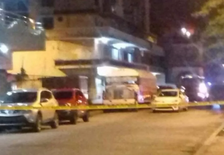 Todo el perímetro fue acordonado por los investigadores para recoger los casquillos de bala en el piso, identificar a potenciales testigos que permitan y dar con otras evidencias.