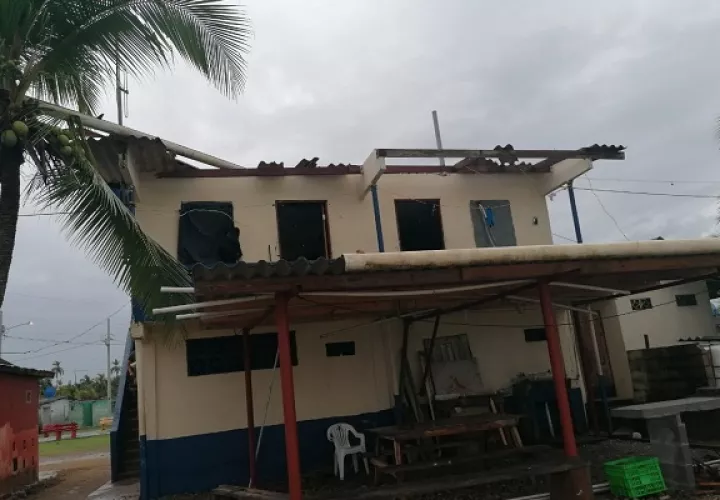 La sede del Servicio Nacional Aeronaval también resultó afectada por la voladura del techo. 