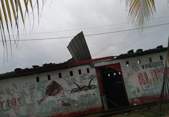 Cuatro viviendas en Colón fueron afectadas por los fuertes vientos, el sábado. Foto: Diomedes Sánchez
