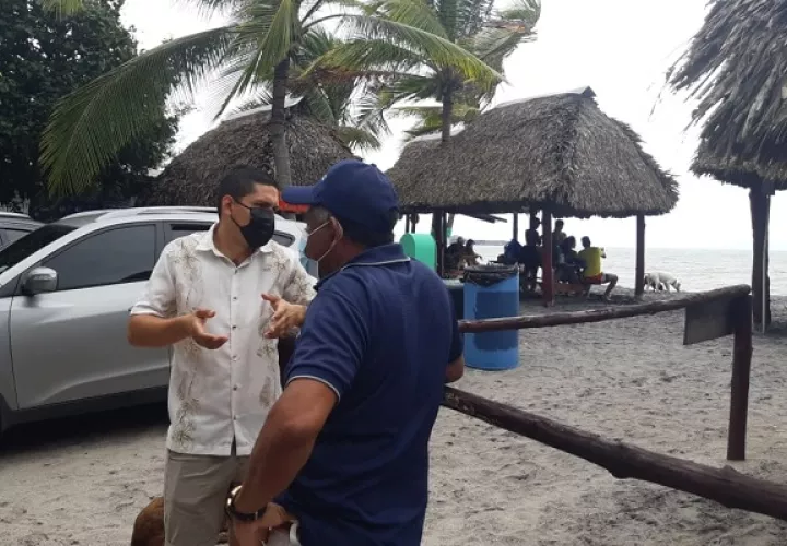 Las personas aprovechan el tiempo libre para ir a playas y ríos.