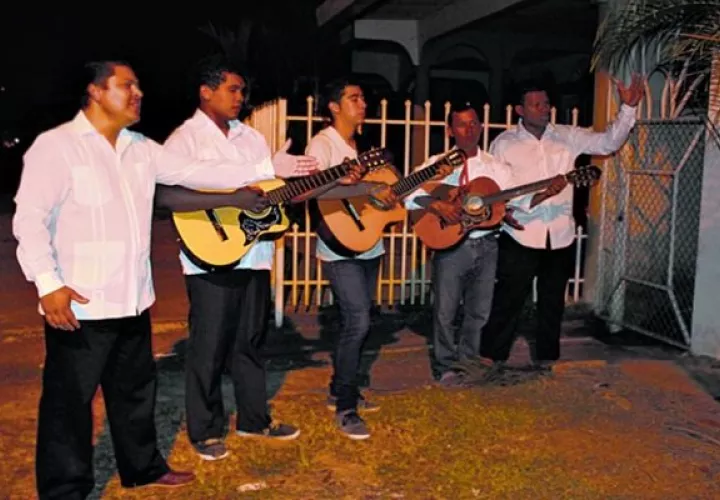 No más de cuatro músicos proponen los mariachis del día de la madre.