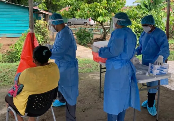 Personal de salud continúa realizando pruebas de hisopados a nivel nacional. Foto cortesía Minsa