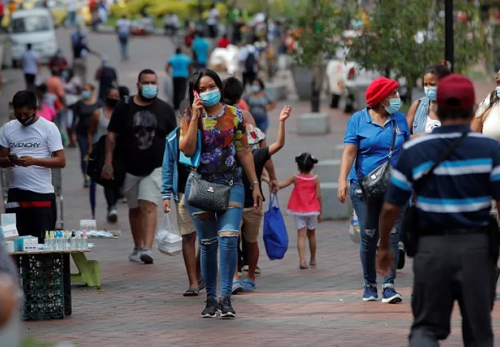 Para hoy se efectuaron 11.038 pruebas de la COVID-19, para un porcentaje de positividad de 13.2 %. Foto: EFE