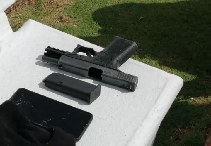 El supuesto homicida llevaba consigo un arma calibre 9 milímetros con un proveedor. Foto: Eric A. Montenegro.