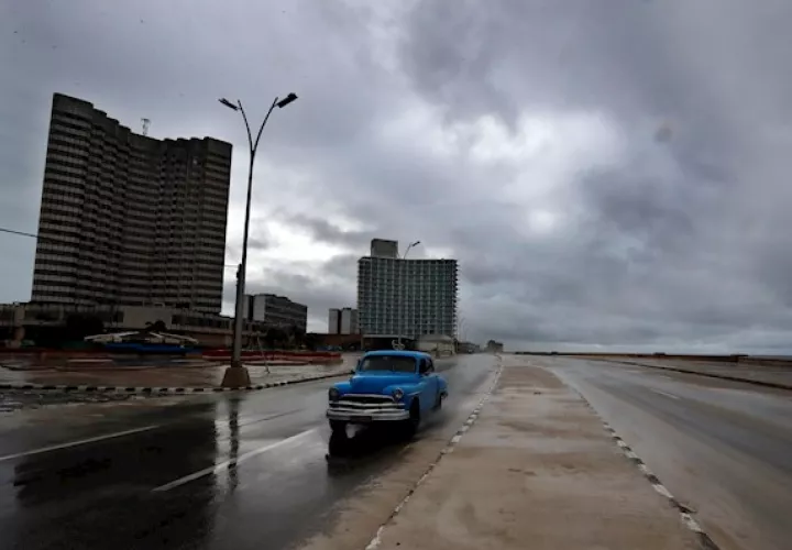 La tormenta tropical se desplaza rápidamente (14 millas por hora o 22 km/h) hacia el noroeste y pasará junto a los Cayos de Florida a lo largo de la próxima madrugada.
