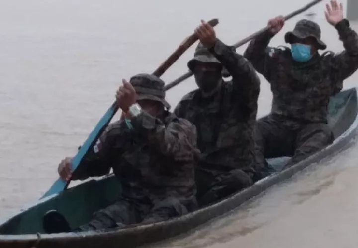 Miembros del Senafront tratan de apoyar a la comunidad afectada por las inundaciones en Darién.