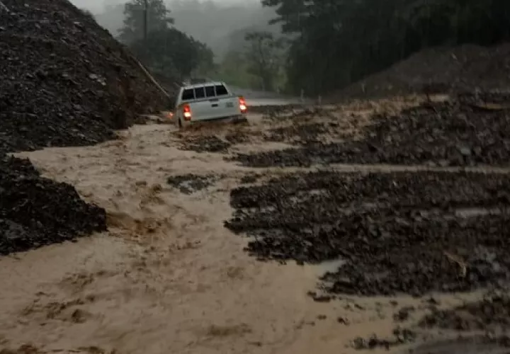 El vehículo quedó en medio del lodo y la corriente de agua.