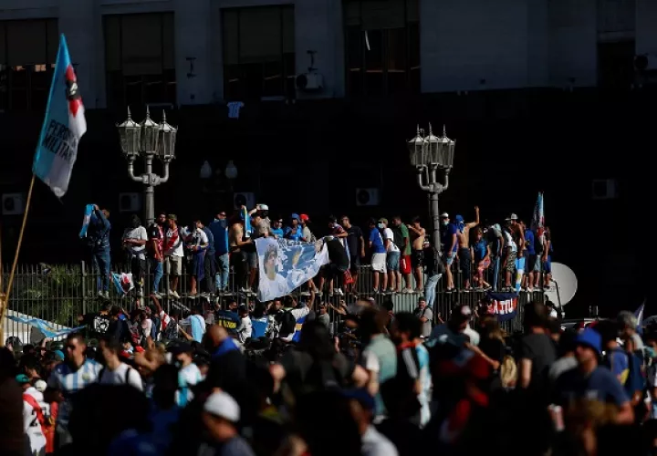 Simpatizantes de  Maradona expresan su afecto al astro argentino: Foto:EFE