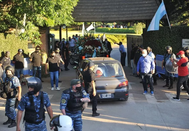 Decenas de hinchas caminan detrás del cortejo fúnebre. Foto:EFE