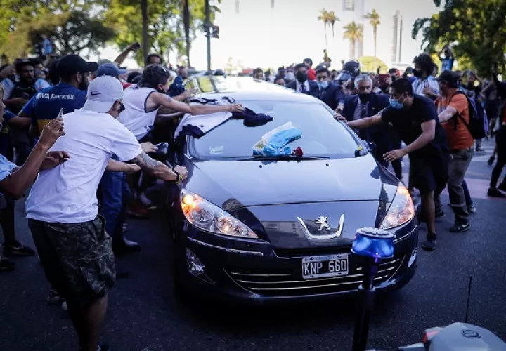 Hinchas rodearon el cortejo fúnebre de Diego Maradona durante su salida de la Casa Rosada. Foto:EFE