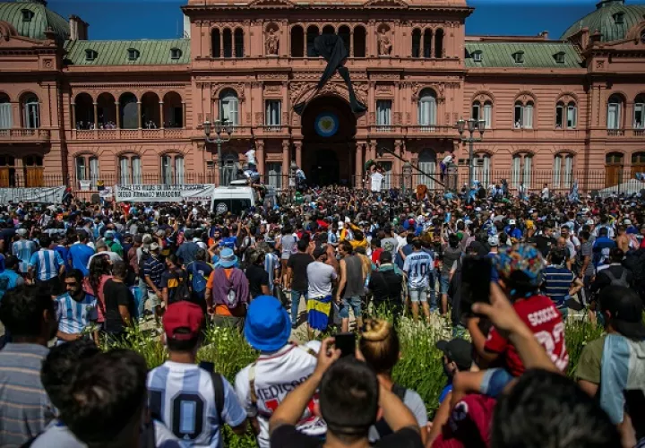 Simpatizantes de Diego Armando Maradona expresaban su afecto frente a la Casa Rosada . Foto:EFE