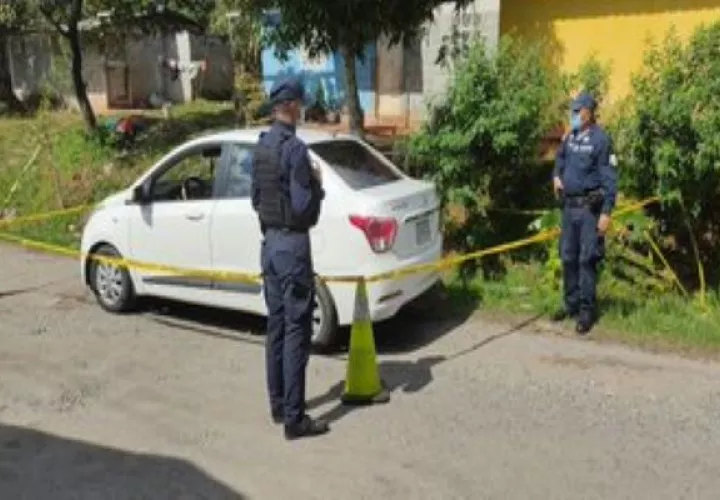 Además de la droga las unidades de la Policía Nacional incautaron armas y dos vehículos.