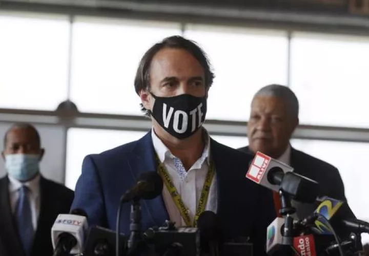 El director de elecciones del condado de Fulton, Richard Barron, habla con la prensa en el State Farm Arena en Atlanta, Georgia. Foto: EFE