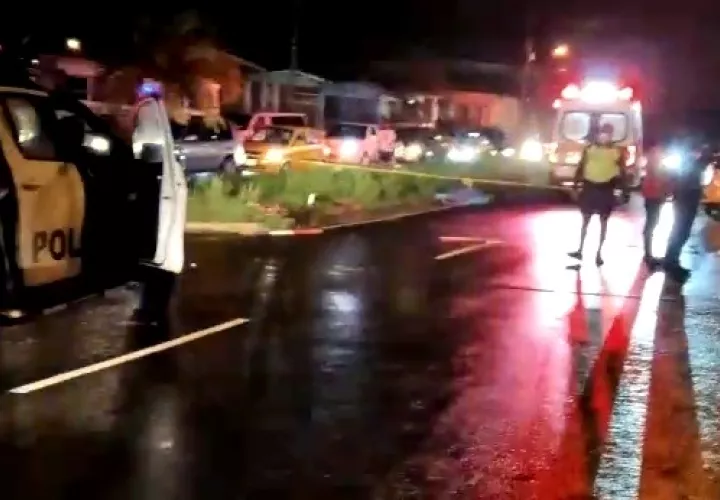 Paramédicos del Sistema Único de Manejo de Emergencias (SUME) 911, se presentaron al sitio para evaluar las condiciones del ciclista, determinando su fallecimiento en el sitio.