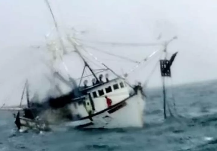  Cinco pescadores que iban a bordo de la embarcación "Don Chicho", a unas 10 millas de la isla Taboga, fueron rescatados, luego de que un fuerte oleaje los afectara y hundiera el bote.