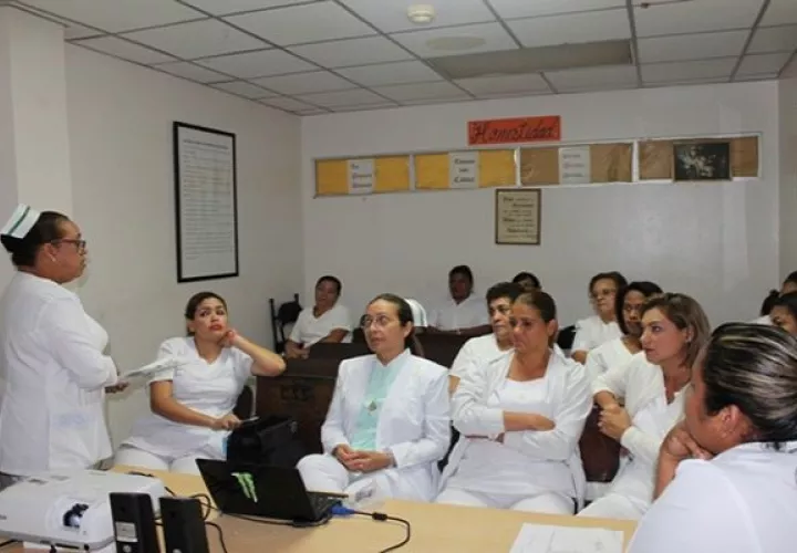 Las enfermeras exigen que se realice sus pagos a tiempo en medio de la pandemia de COVID-19.