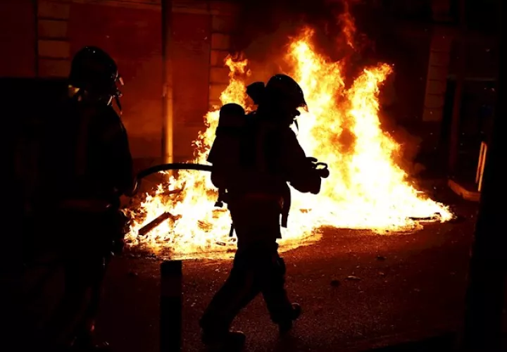 La violencia en las calles, donde ha habido incluso saqueos, ha sido censurada como "intolerable" por el presidente del Gobierno, Pedro Sánchez, quien ha apelado a la "responsabilidad, la unidad y el sacrificio" para vender la pandemia.