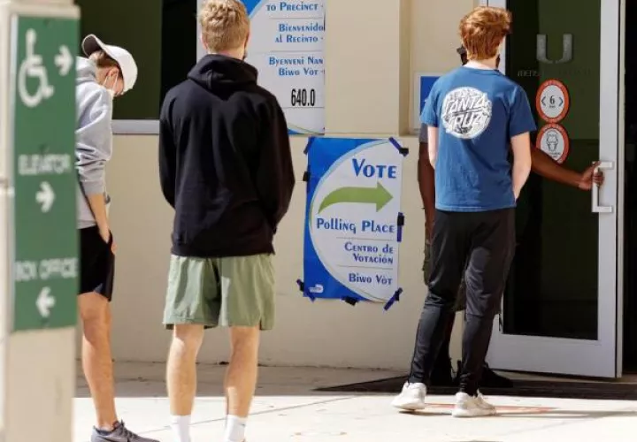 Pese a que las elecciones estaban convocadas para este martes, la mayoría de votantes han ejercido su derecho en las últimas semanas a través del voto anticipado por correo o presencial, debido a la pandemia COVID-19. Foto: EFE