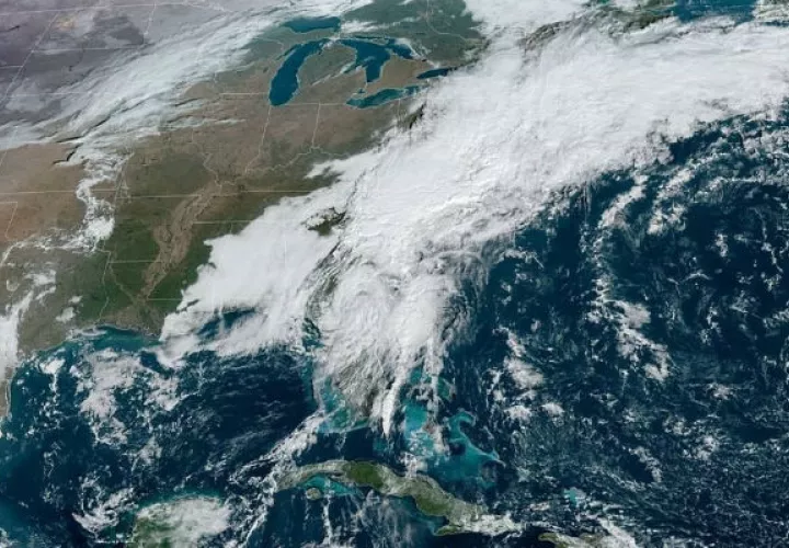 El centro de la tormenta tropical Eta atraviesa el norte de Florida con fuertes vientos y lluvias en dirección al Atlántico. Foto: EFE.