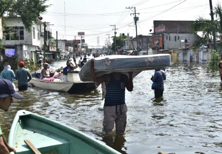 El centro de la tormenta tropical Eta atraviesa el norte de Florida con fuertes vientos y lluvias en dirección al Atlántico. Foto: EFE.