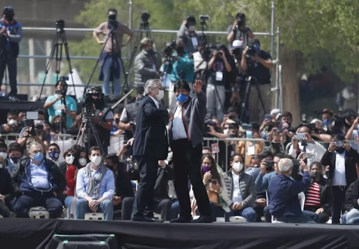 El ex presidente Morales cruzó desde Argentina la frontera en la localidad boliviana de Villazón, donde le esperaba un multitudinario recibimiento.