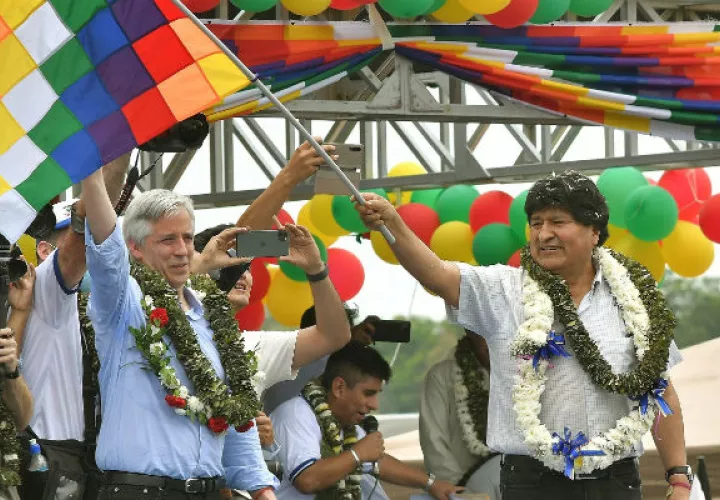 Miles de seguidores aclamaron e Evo Morales como si siguiera siendo presidente, en Chimoré, zona cocalera. Foto: EFE.