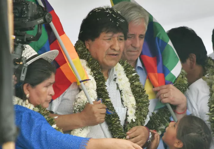 Miles de seguidores aclamaron e Evo Morales como si siguiera siendo presidente, en Chimoré, zona cocalera. Foto: EFE.