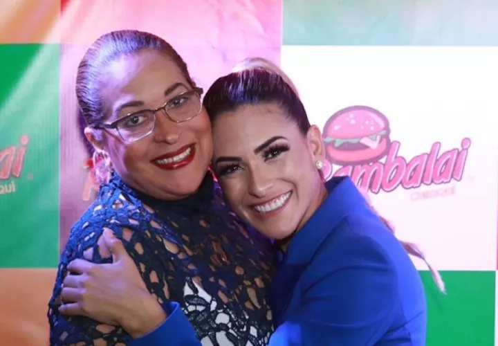 Jacky Guzmán y la señora Mara, en la apertura del negocio de la expresentadora. Foto: Instagram