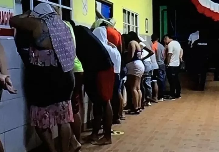 Las personas se encontraban en una residencia en el área de Las Mendozass en una fiesta de piscina, en la cual se encontró gran cantidad de bebidas alcohólicas.
