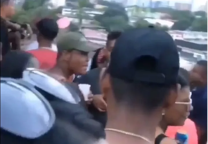 Jóvenes realizan fiestas improvisadas.