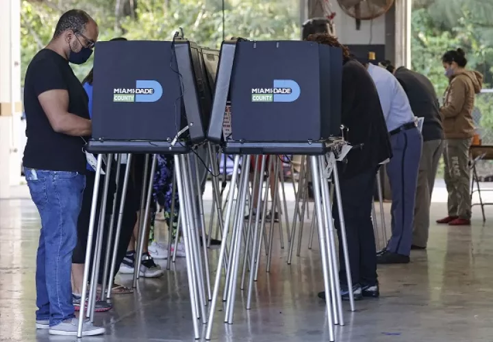 En estas elecciones los votantes también eligen una decena de gobernadores y se pronuncian sobre numerosas iniciativas populares que, de prosperar, son tenidas en cuenta por las legislaturas estatales. Foto: EFE